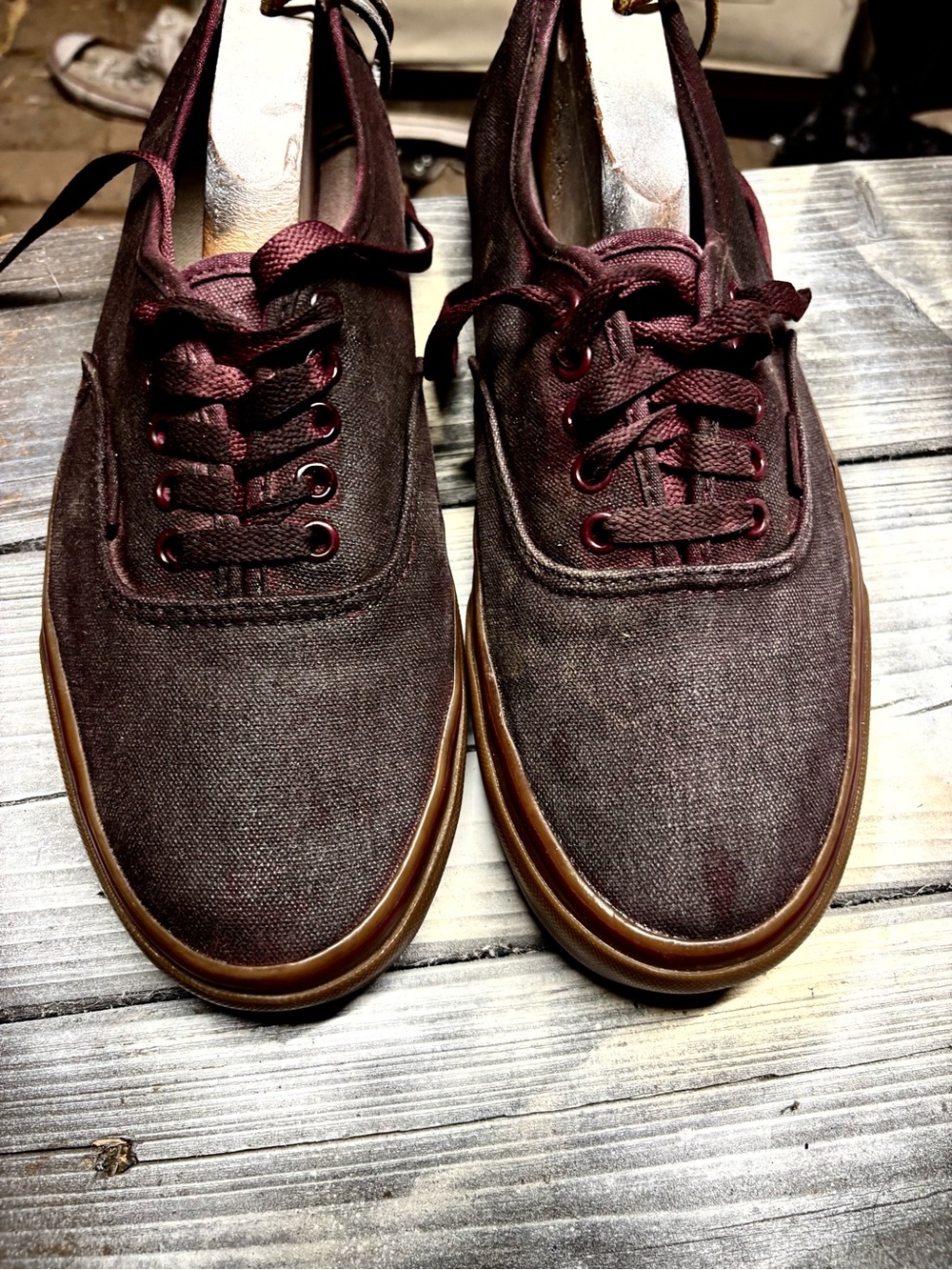 Burgundy canvas sneakers with brown sole, size US 10.5 #skateboarding #canvas